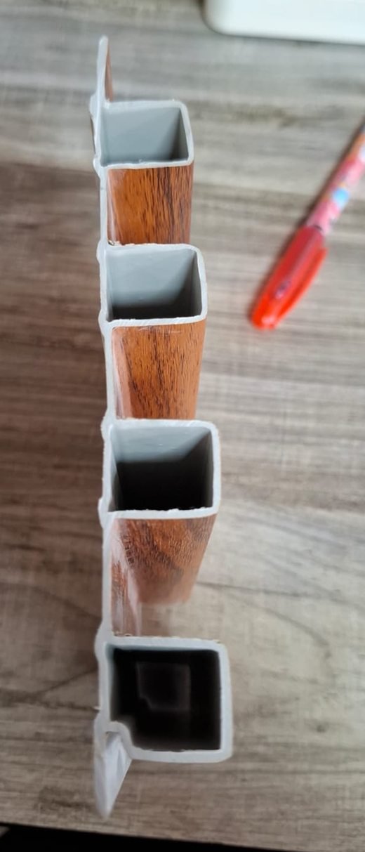 Foto real del corte de la lámina mostrando sus cuatro cámaras huecas